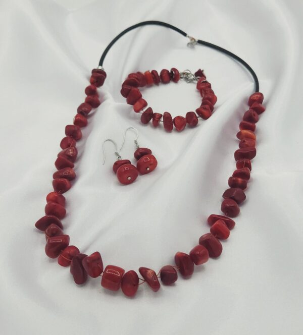 Zestaw z koralem i howlitem